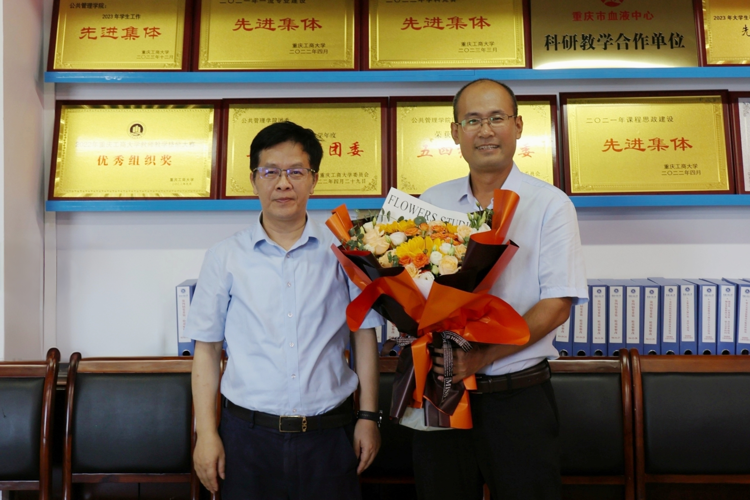 学校党委书记曾维伦带队慰问公管学院教师.jpg